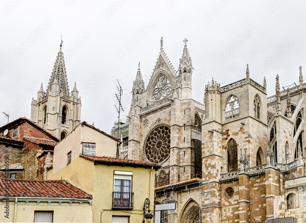 Fototapeta premium roofs and Cathedral - Leon, Spain