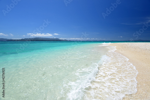 水納島の美しいビーチに打ち寄せる白い波