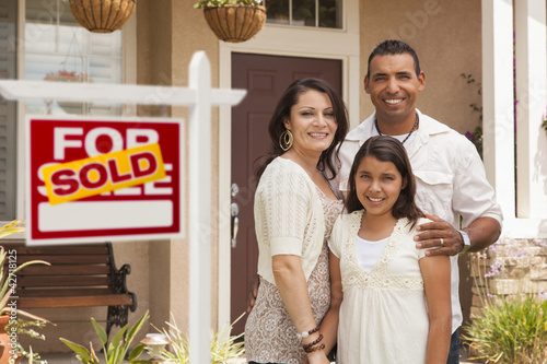 Fotografia Hispanic Family in Front of Their New Home with Sold Sign