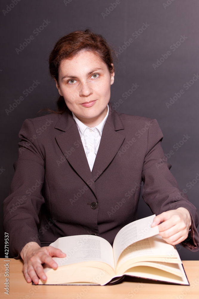 Frau liest ein Buch Frau liest ein Buch