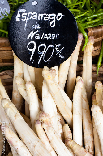 Navarra asparagus with price tag in euros