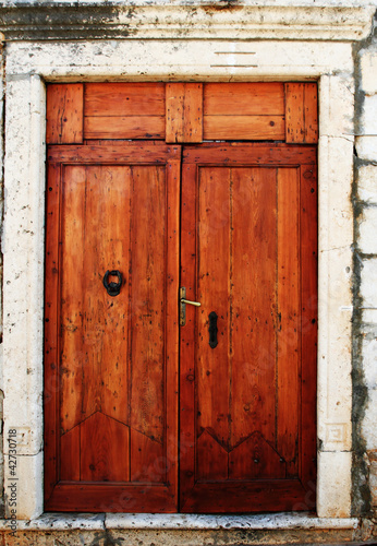 old wooden door © Nneirda