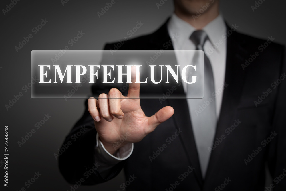Mann drückt touchscreen button - Empfehlung Mann drückt touchscreen button - Empfehlung