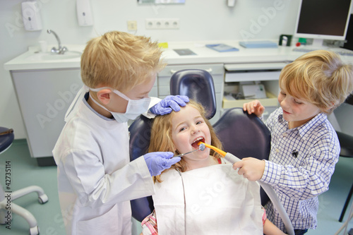 Kinder spielen Zahnarzt #42735114