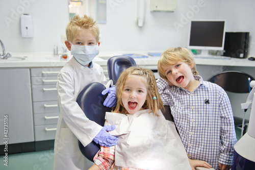 Kinder spielen Zahnarzt #42735136