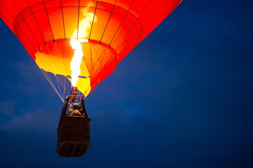 Acrylglasbilder Ballon Leuchtender Heißluftballon bei Nacht  © Tim