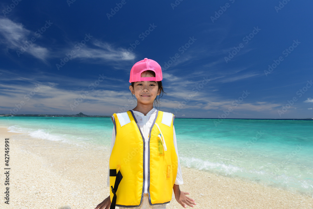 水納島の美しいビーチと笑顔の少女 水納島の美しいビーチと笑顔の少女