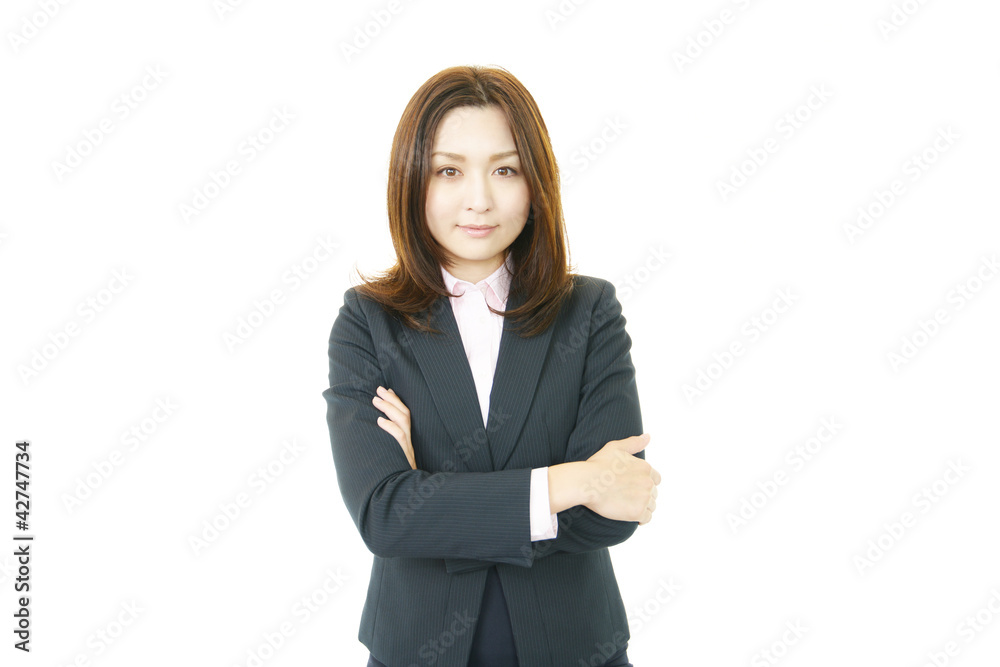 腕組みをしているオフィスレディー