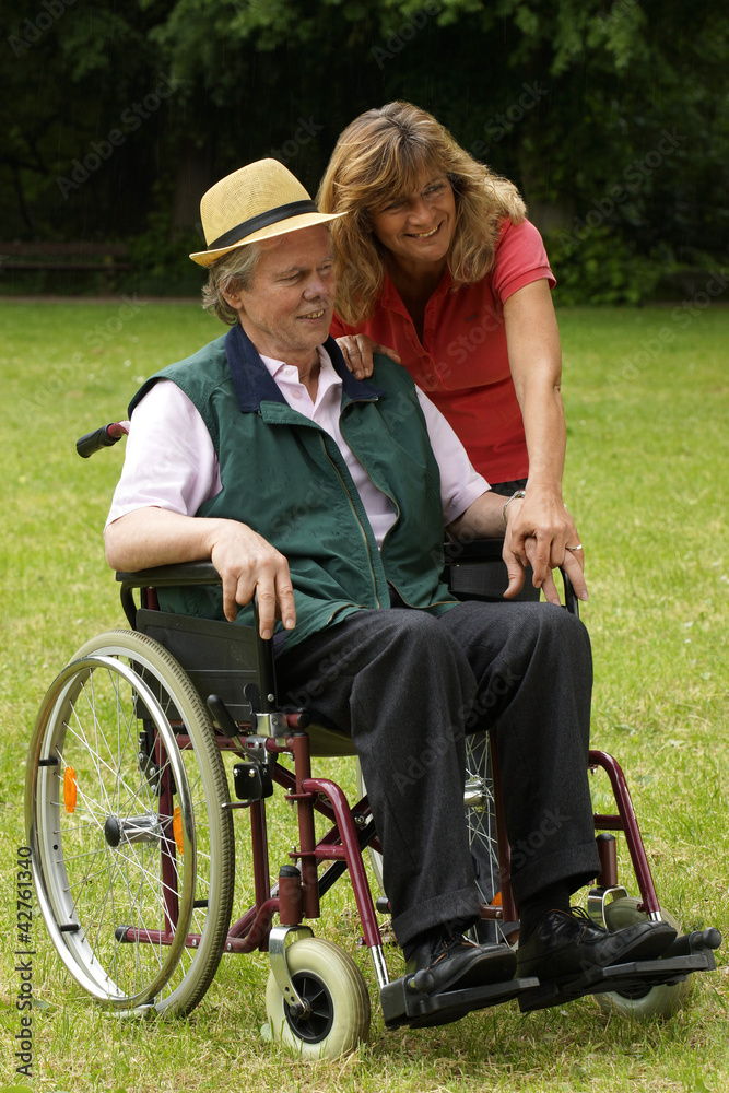 Älteres Paar - Mann im Rollstuhl