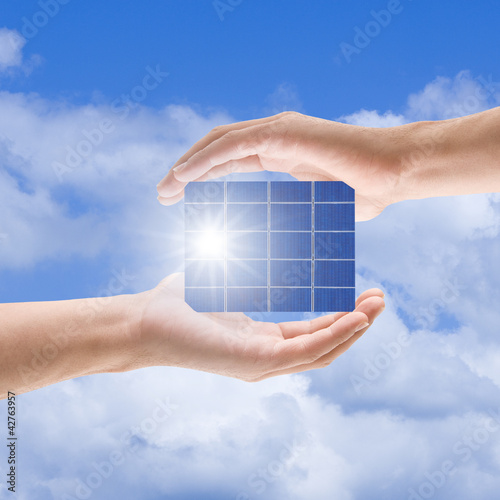 Sonnenkolektor in der Hand