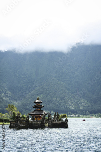 Fotografija temple volcano carter lake bali