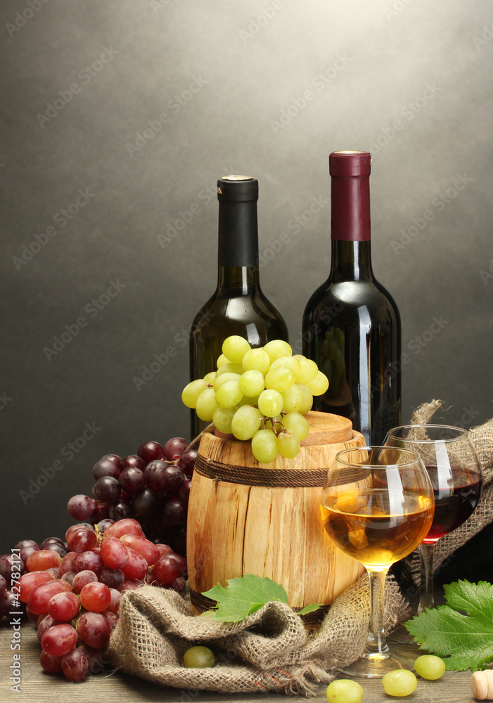 Fototapeta premium barrel, bottles and glasses of wine and ripe grapes