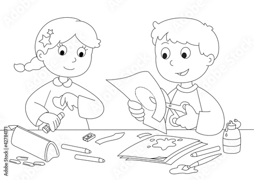 Bambini che giocano con carta, forbici, colla e pennelli.