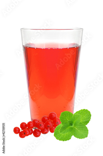 Canvas Print glass of juice, mint and fresh currant berries isolated on white