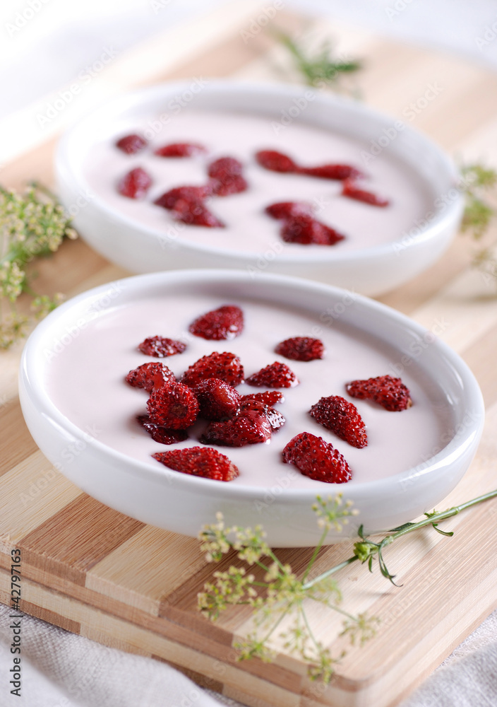 crema di fragole con frutta intera e foglie di menta - uno crema di fragole con frutta intera e foglie di menta - uno