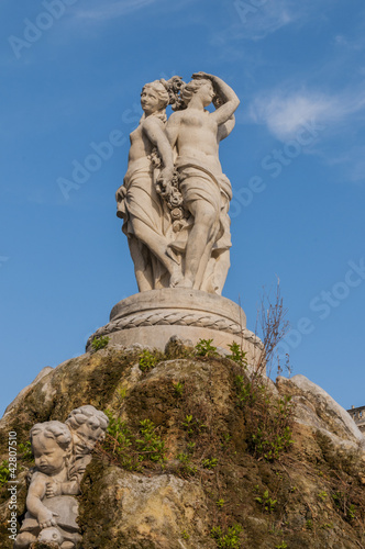 Statue des Trois Gr  ces  d  esses embl  matiques de Montpellier