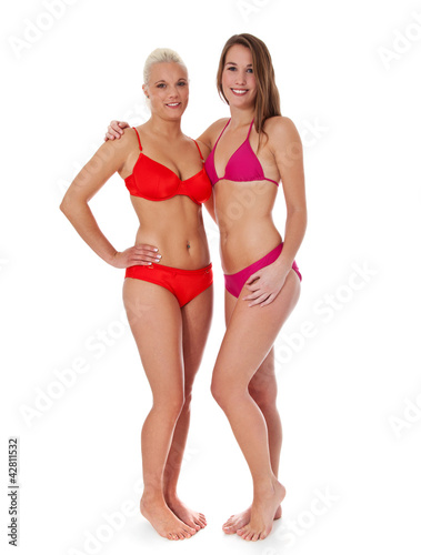 Zwei attraktive junge Frauen in Bikini