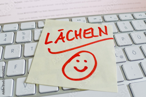 Notiz auf Computer Tastatur: Lächeln