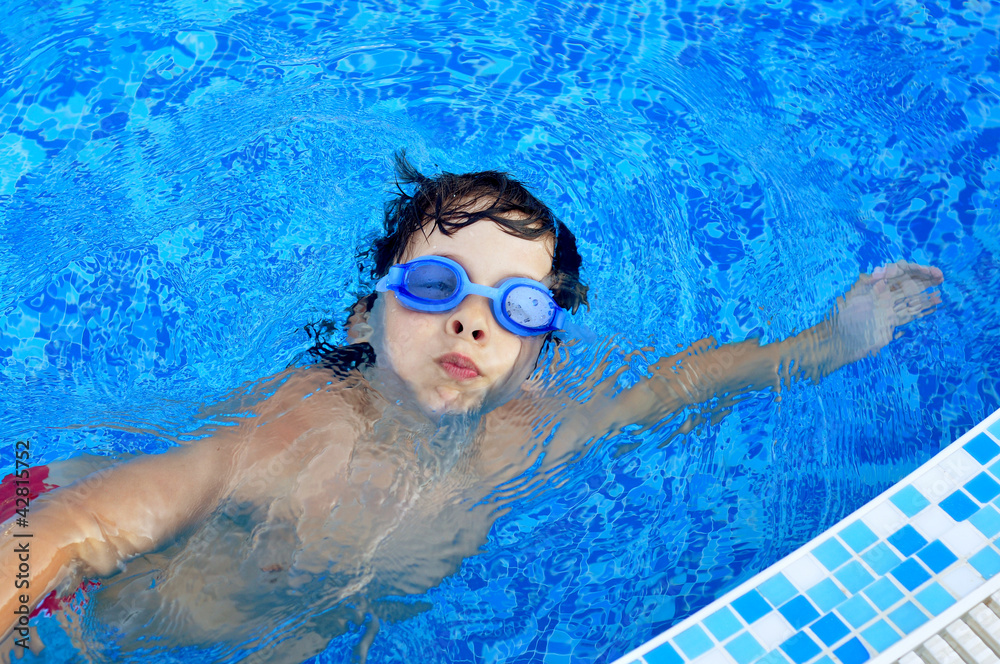 Fototapeta premium Boy swimming in a pool