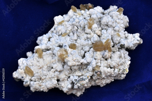 Calcite sprinkled with siderite