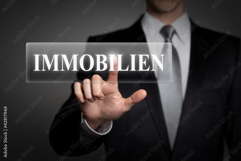 Mann drückt touchscreen button - Immobilien Mann drückt touchscreen button - Immobilien
