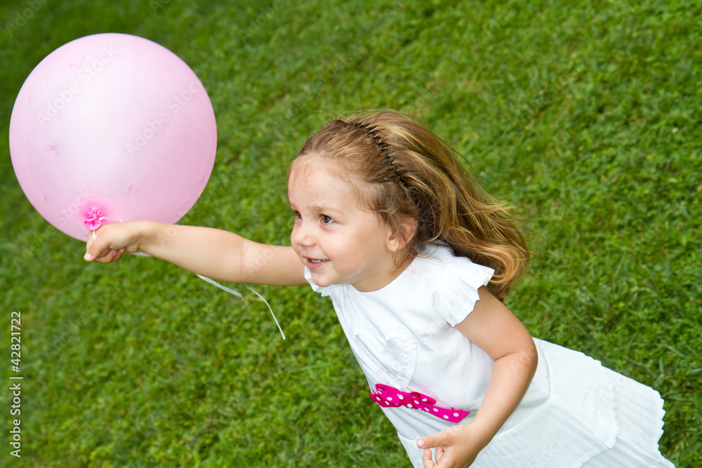 bambina che gioca con palloncino bambina che gioca con palloncino