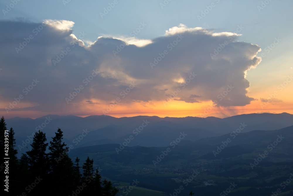 Sonnenuntergang im Gebirge