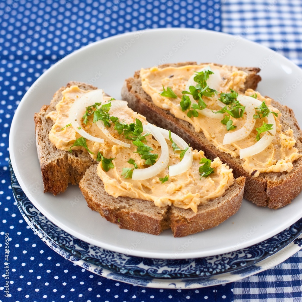 Roggenbrot mit Obatzda und Zwiebel