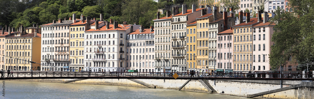 Obraz premium footbridge and colorful buildings