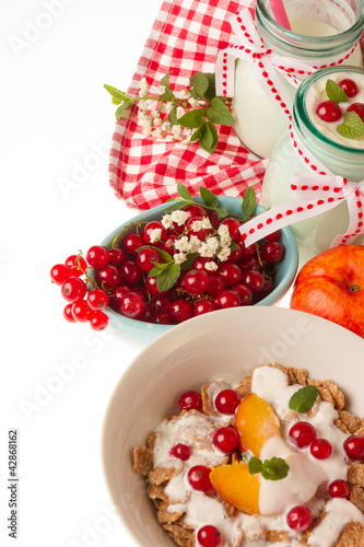 yogurt with cereal and fruits