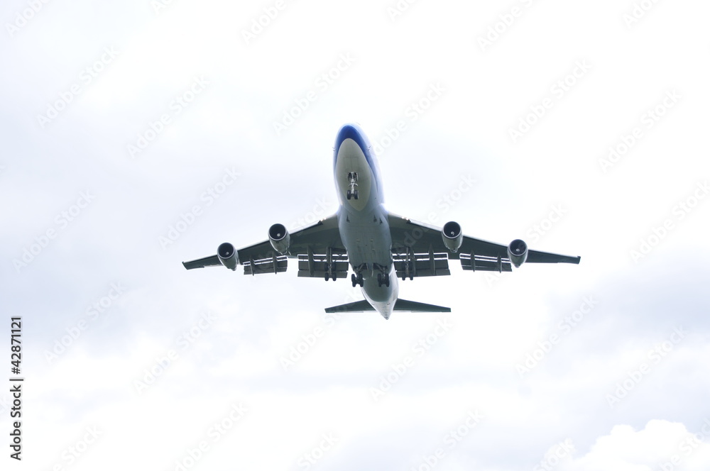 Fototapeta premium Cargo Jumbo Jet im Landeanflug zum Flughafen