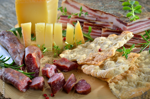 Kernige alpenländische Brotzeit mit Speck photo