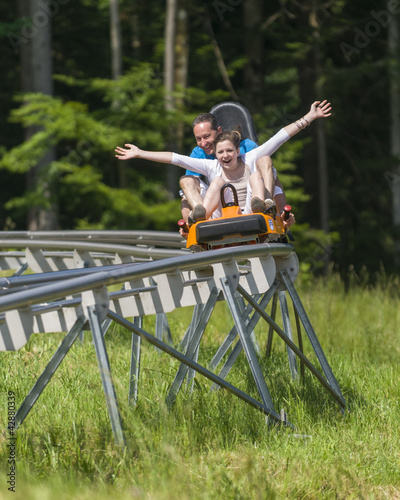 Spass auf der Sommerrodelbahn
