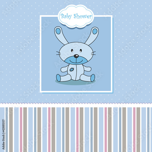Conejo de peluche. Tarjeta anuncio nacimiento bebe niño.