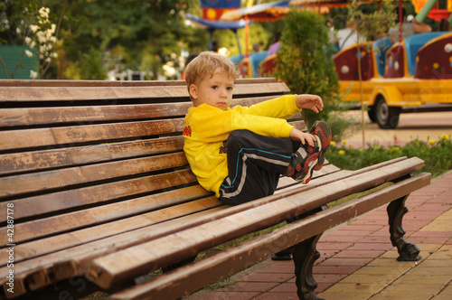 Wallpaper Mural The little boy on walk Torontodigital.ca