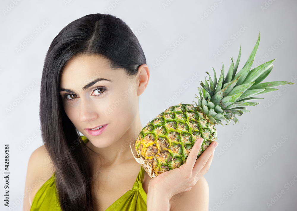 Naklejka premium Intrygująca młoda dziewczyna z dużym tropikalnym owocem