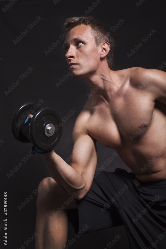 Obraz premium Ćwiczący mężczyzna