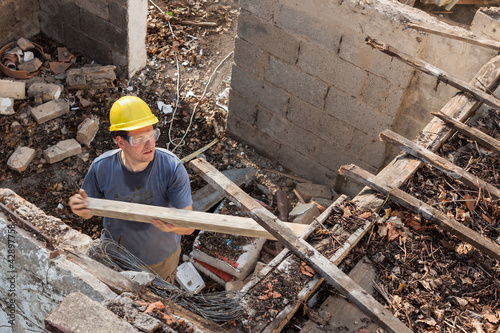 Abbruch eines alten Hauses (1)