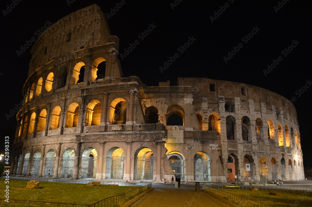 Vista nocturna del Coliseo. Roma