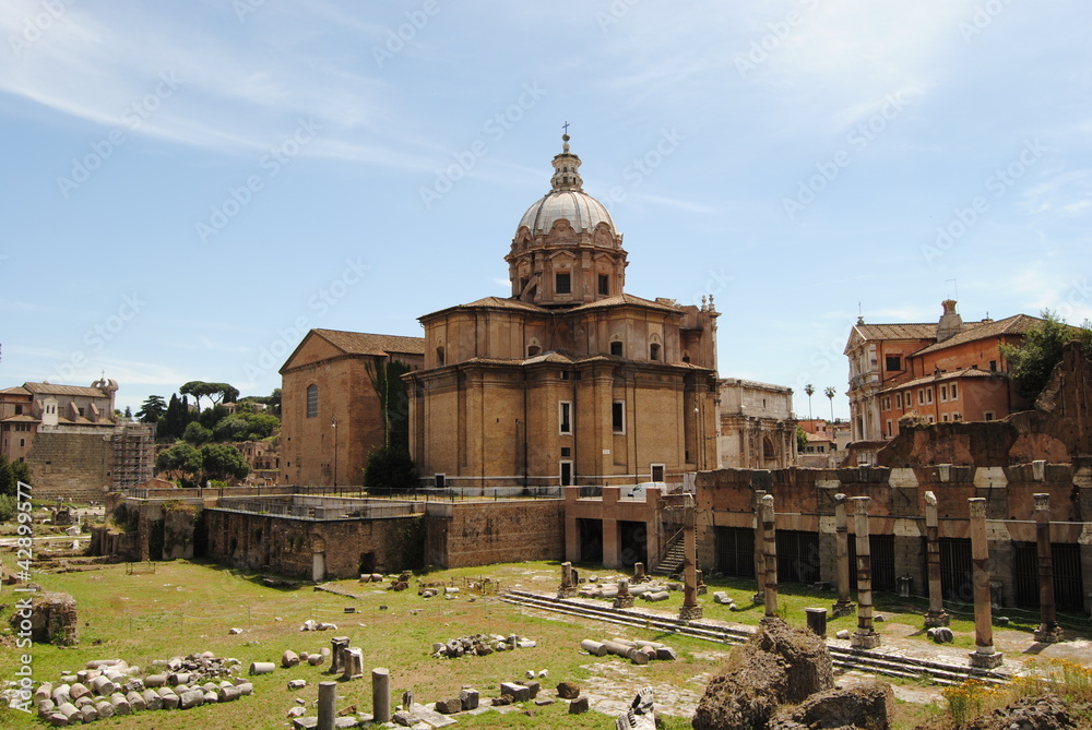 Vista de una basílica de los foros romanos