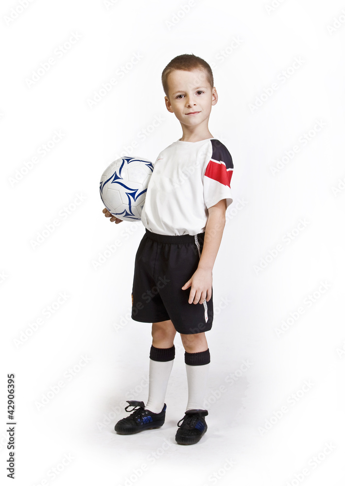 Chłopak - młody piłkarz na białym tle - obrazy, fototapety, plakaty 