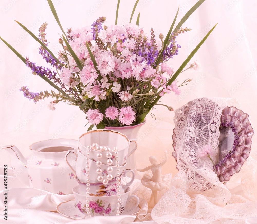 Obraz premium Vintage elegant teacups and flowers
