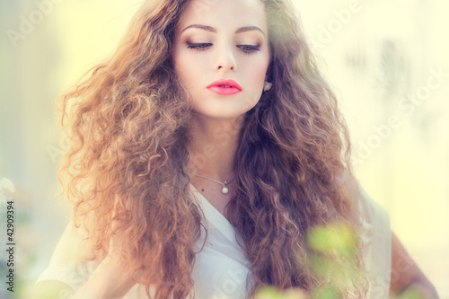 Φωτογραφία Beautiful young woman with gorgeous curly hair outdoors