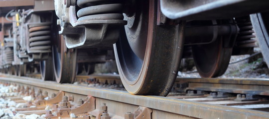 Fotobehang Trein Detail van treinwielen op spoor  © J5M