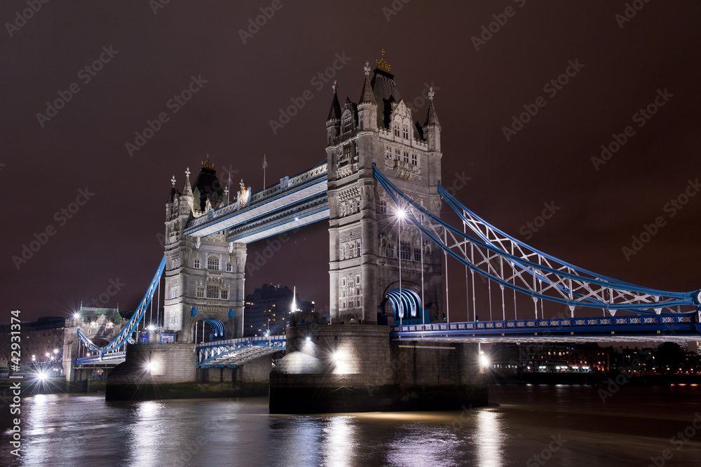 Obraz premium Tower Bridge illuminato