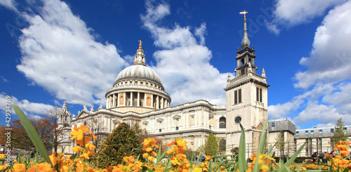 Obraz na plátne St. Paul Cathedral with Garden