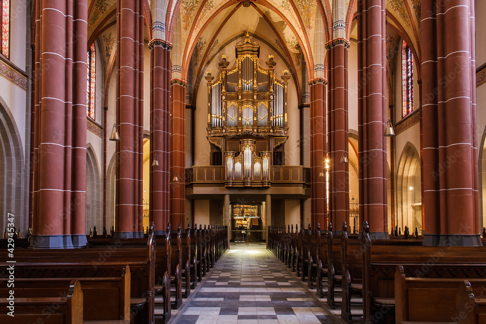 Kirchenschiff mit Orgel