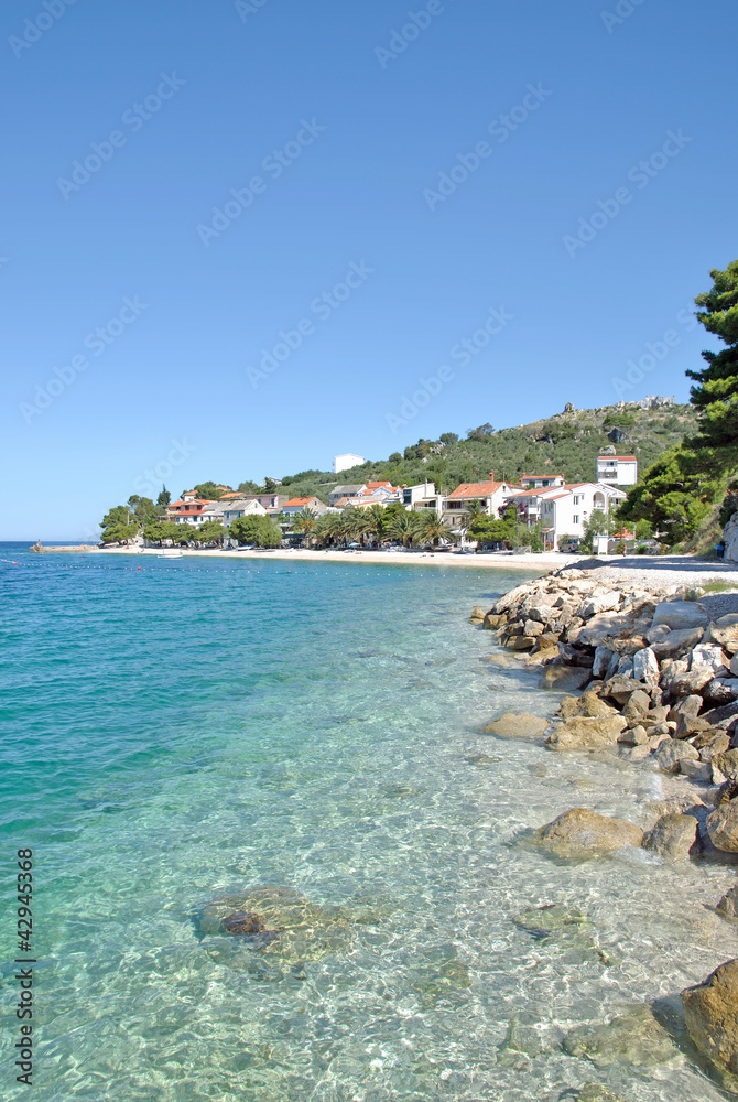 Strand im Urlaubs-und Fischerort Bratus in Dalmatien
