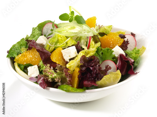 Salat mit Orangenfilets und Feta Käse