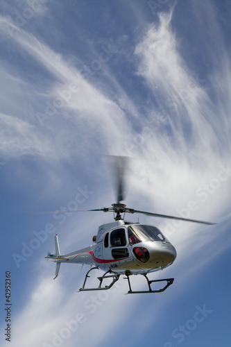 Elicottero in volo photo